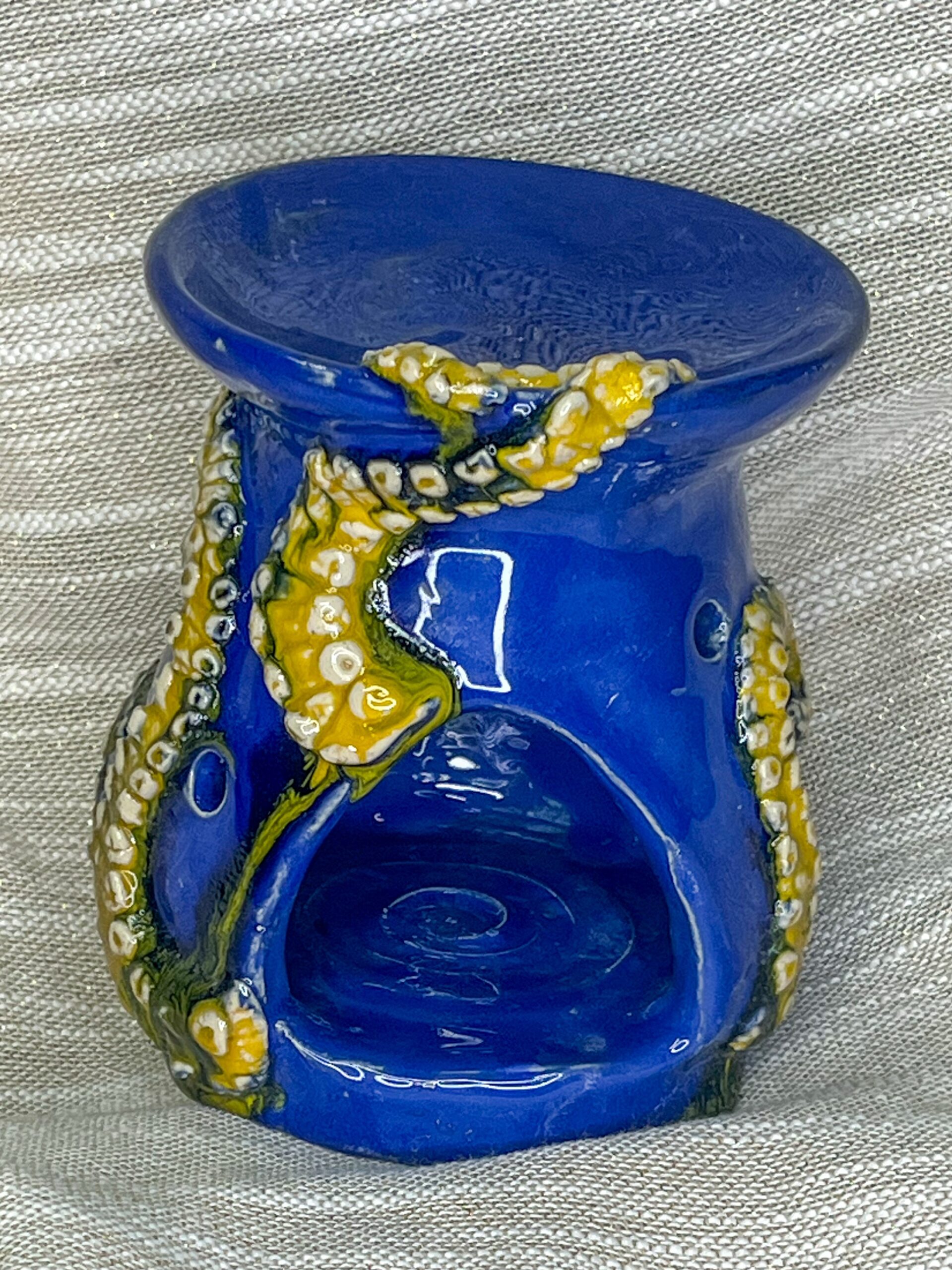 Ceramiczny kominek zapachowy na wosk lub olejki zdobiony mackami ośmiornicy
