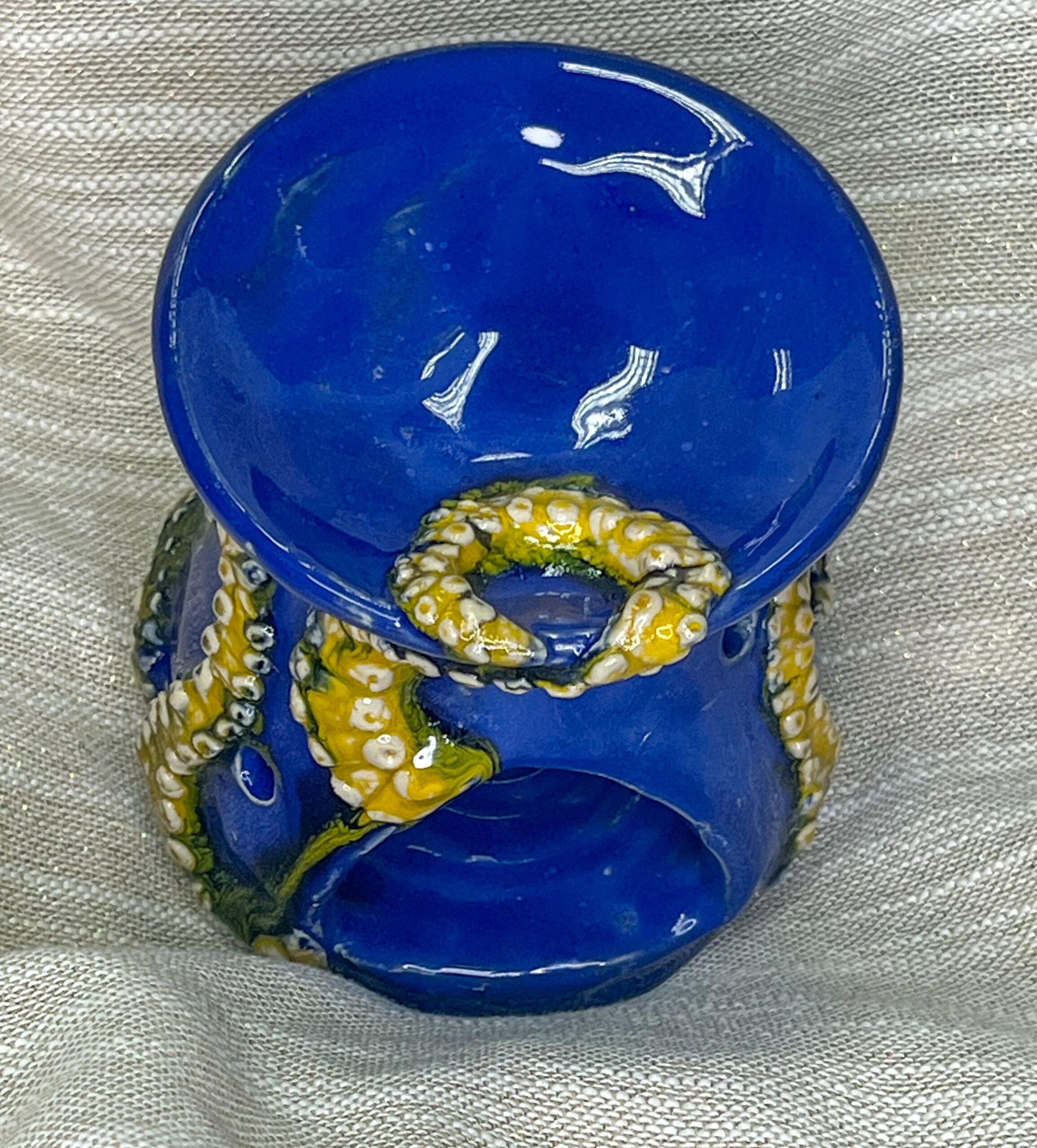 Ceramiczny kominek zapachowy na wosk lub olejki zdobiony mackami ośmiornicy - obrazek 3