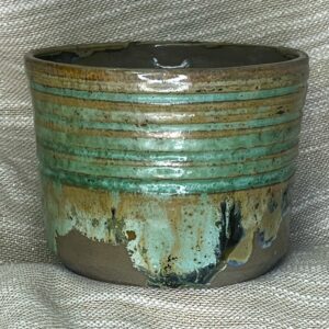 Ręcznie robiony ceramiczny kubek w odcieniach zieleni z efektem