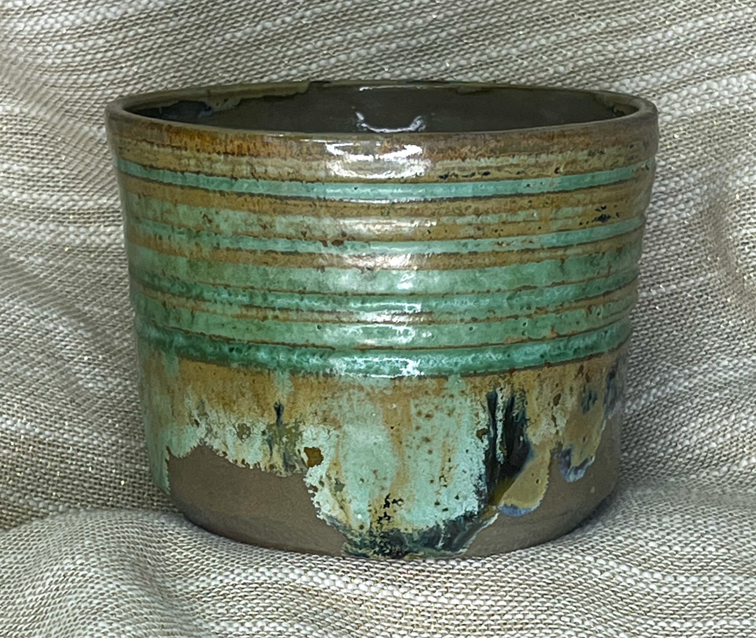 Ręcznie robiony ceramiczny kubek w odcieniach zieleni z efektem