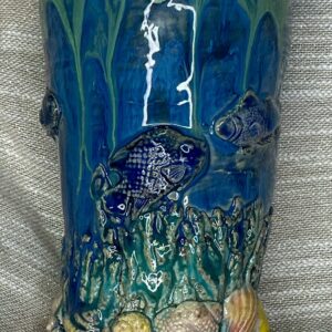 Ręcznie robiony ceramiczny wazonik ze zdobieniami morskimi