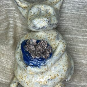 Ceramiczna rzeźba kotka z bukietem w łapkach idealna do postawienia w ogrodzie