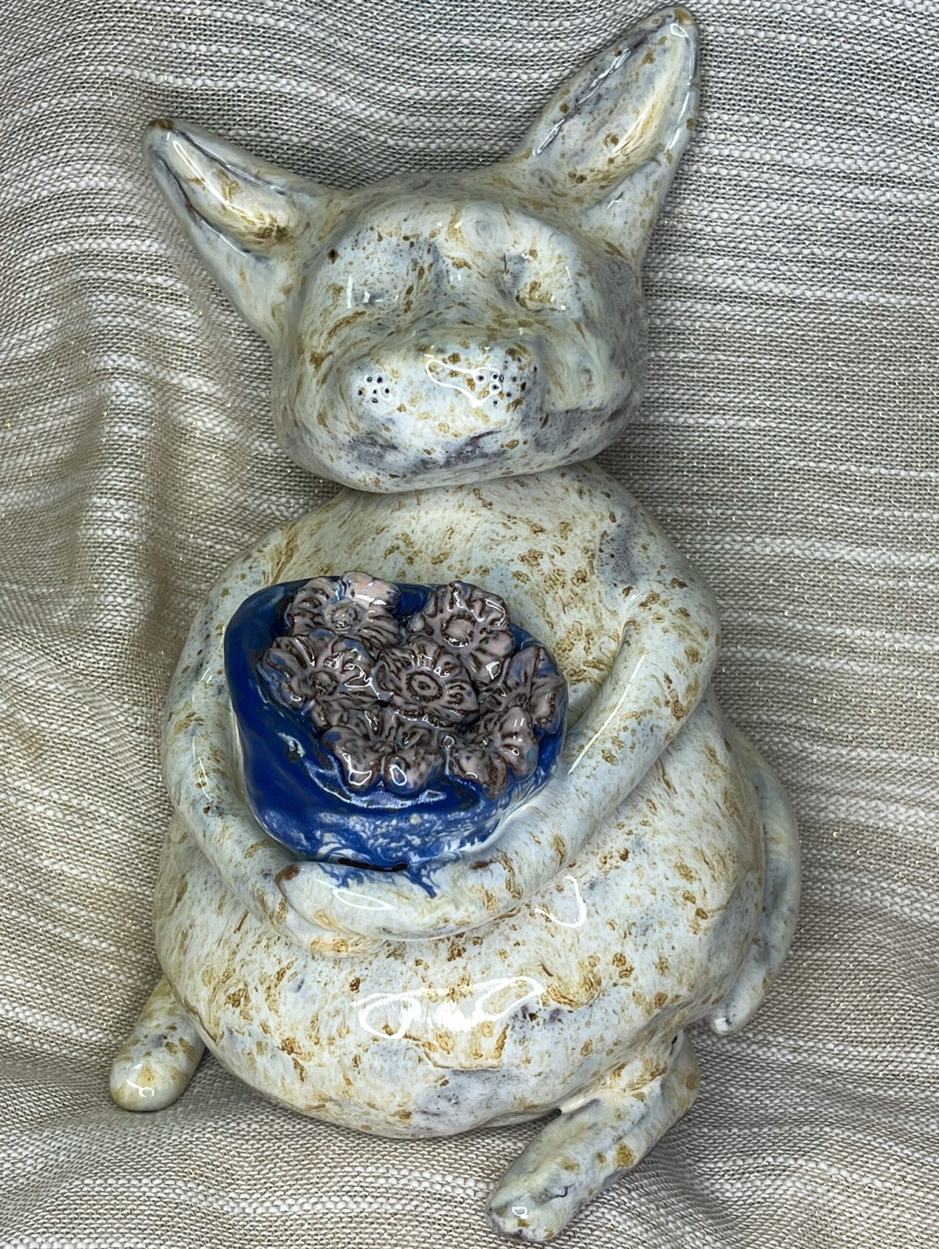 Ceramiczna rzeźba kotka z bukietem w łapkach idealna do postawienia w ogrodzie