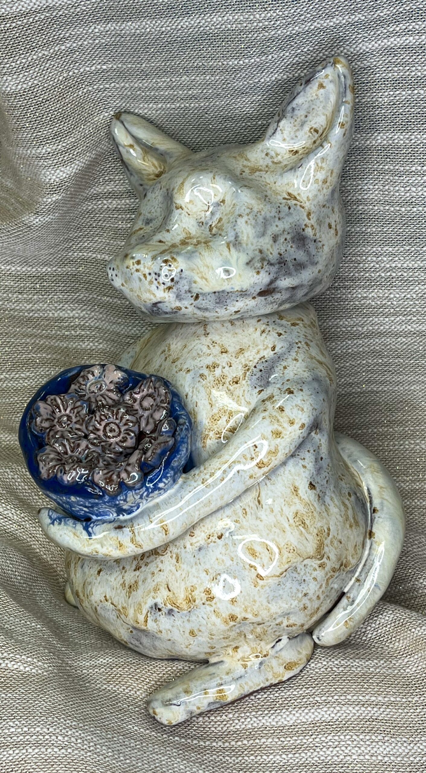 Ceramiczna rzeźba kotka z bukietem w łapkach idealna do postawienia w ogrodzie - obrazek 2