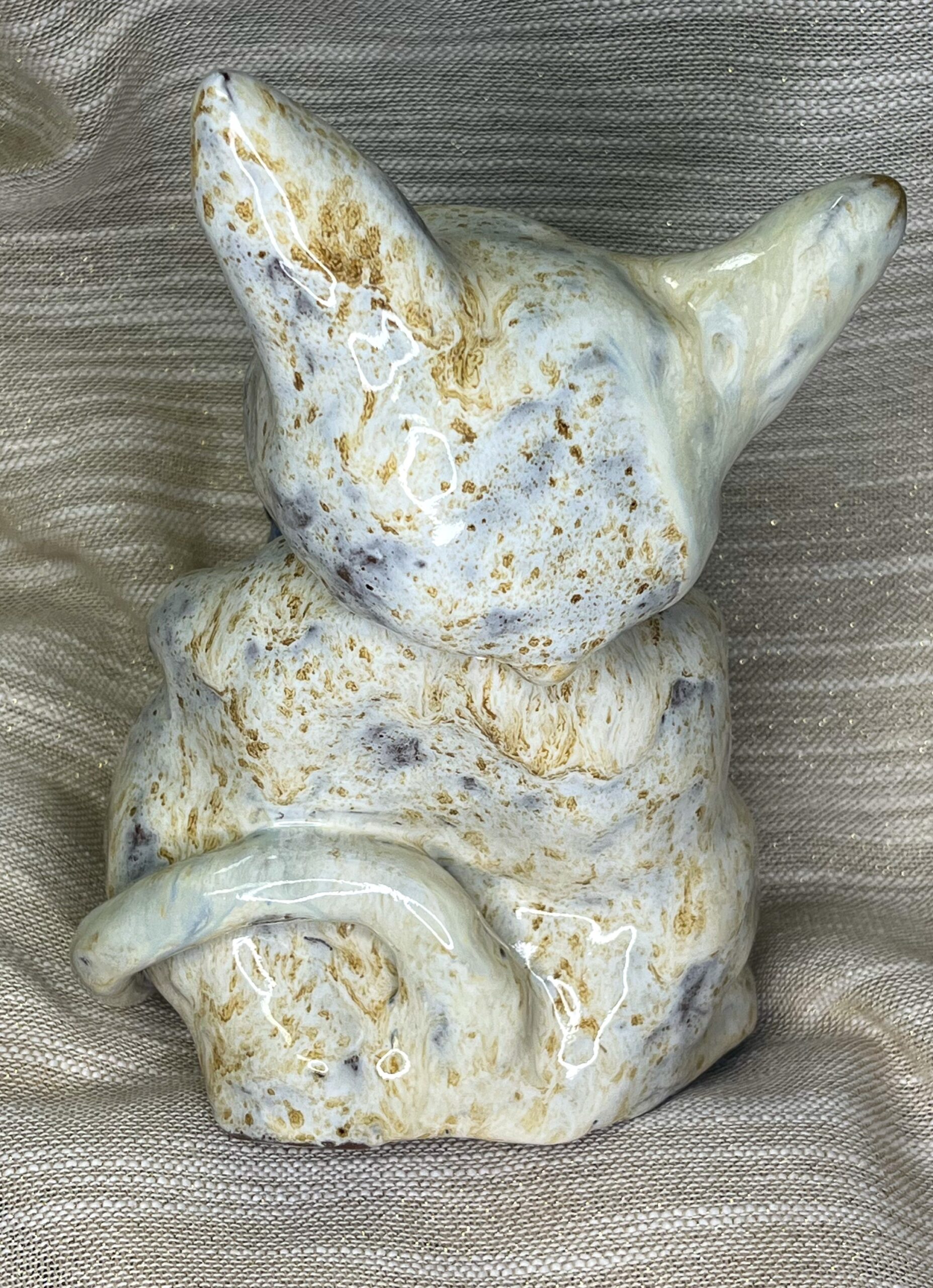 Ceramiczna rzeźba kotka z bukietem w łapkach idealna do postawienia w ogrodzie - obrazek 4