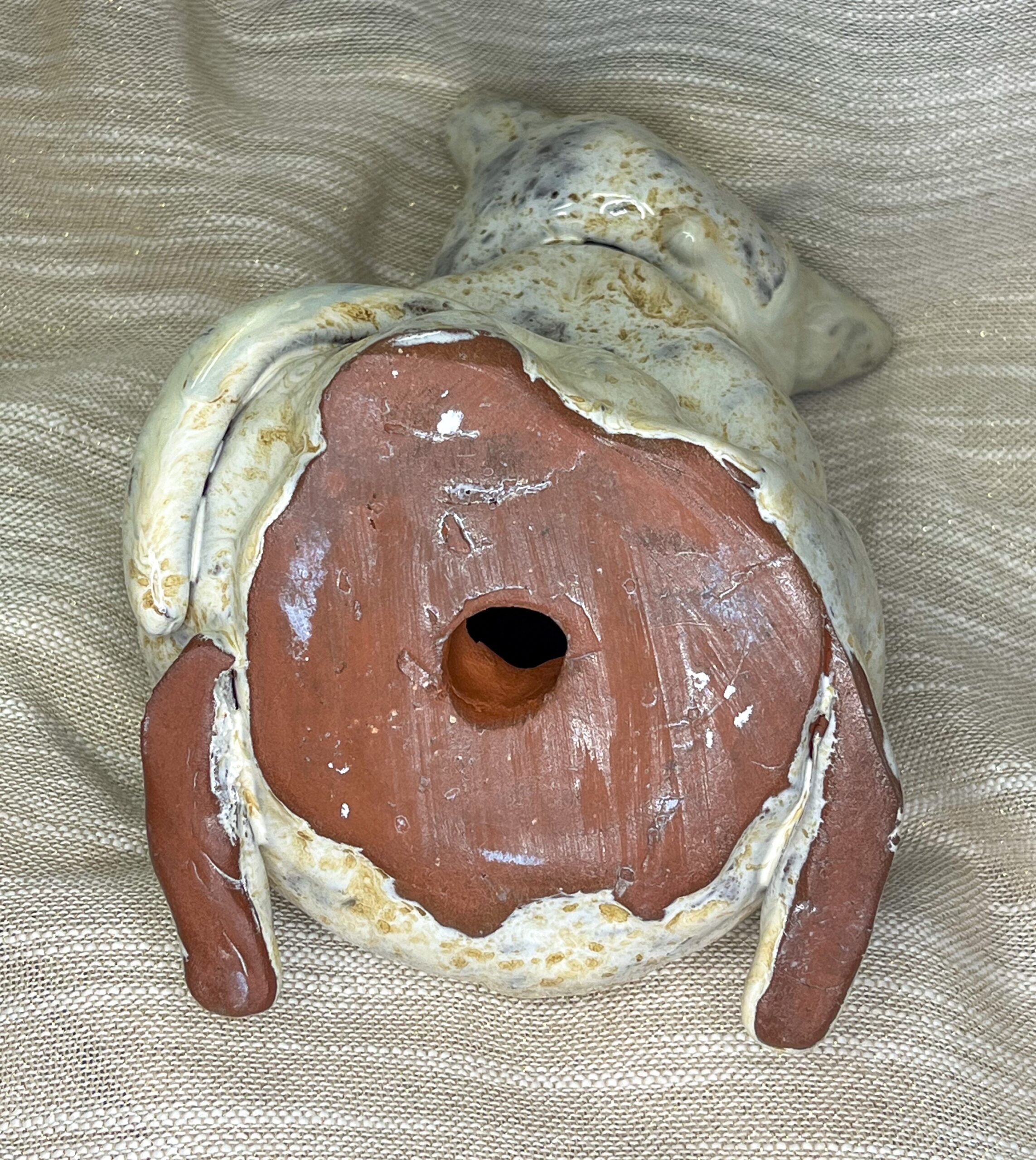 Ceramiczna rzeźba kotka z bukietem w łapkach idealna do postawienia w ogrodzie - obrazek 5