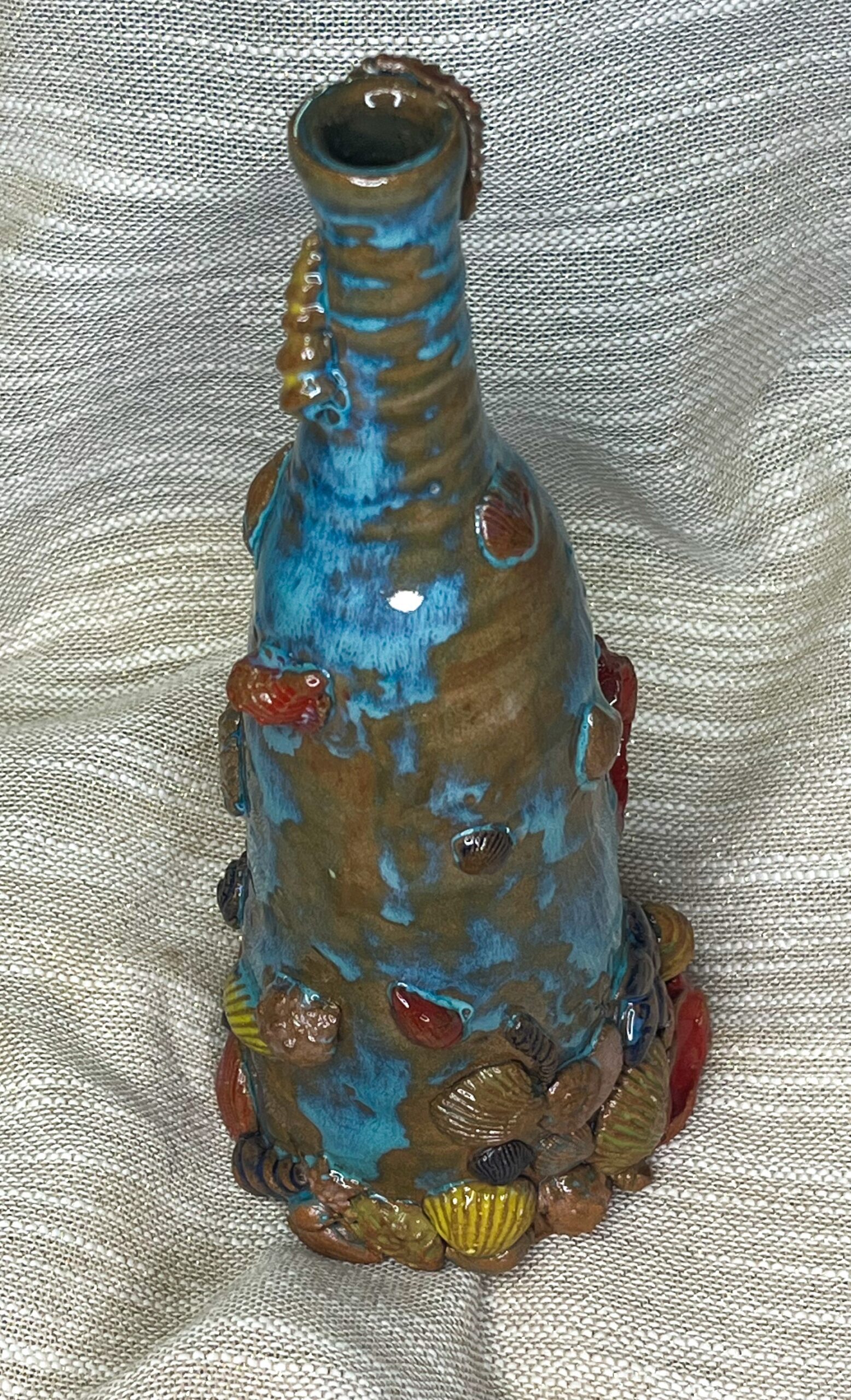 Ceramiczna butelka zdobiona w morskie motywy muszli i rybek - obrazek 4