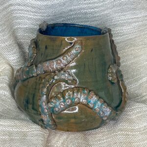 Ceramiczna czarka zdobiona mackami ośmiornicy z głębią oceanu wewnątrz