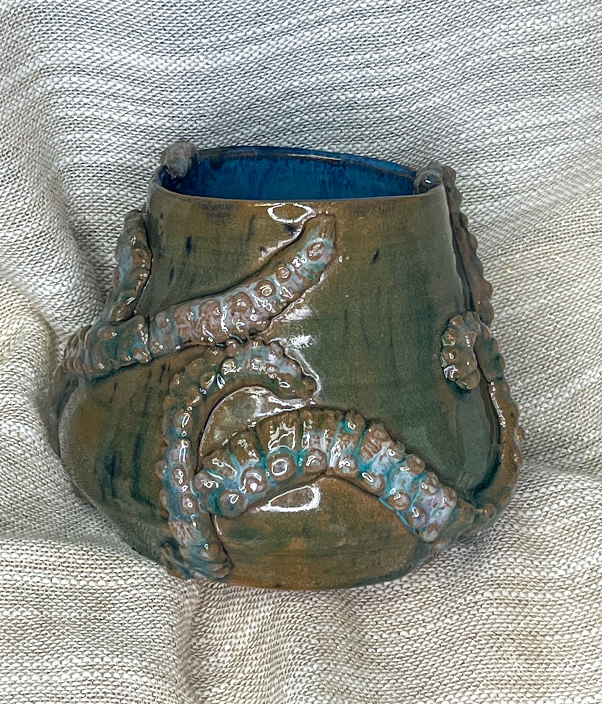 Ceramiczna czarka zdobiona mackami ośmiornicy z głębią oceanu wewnątrz