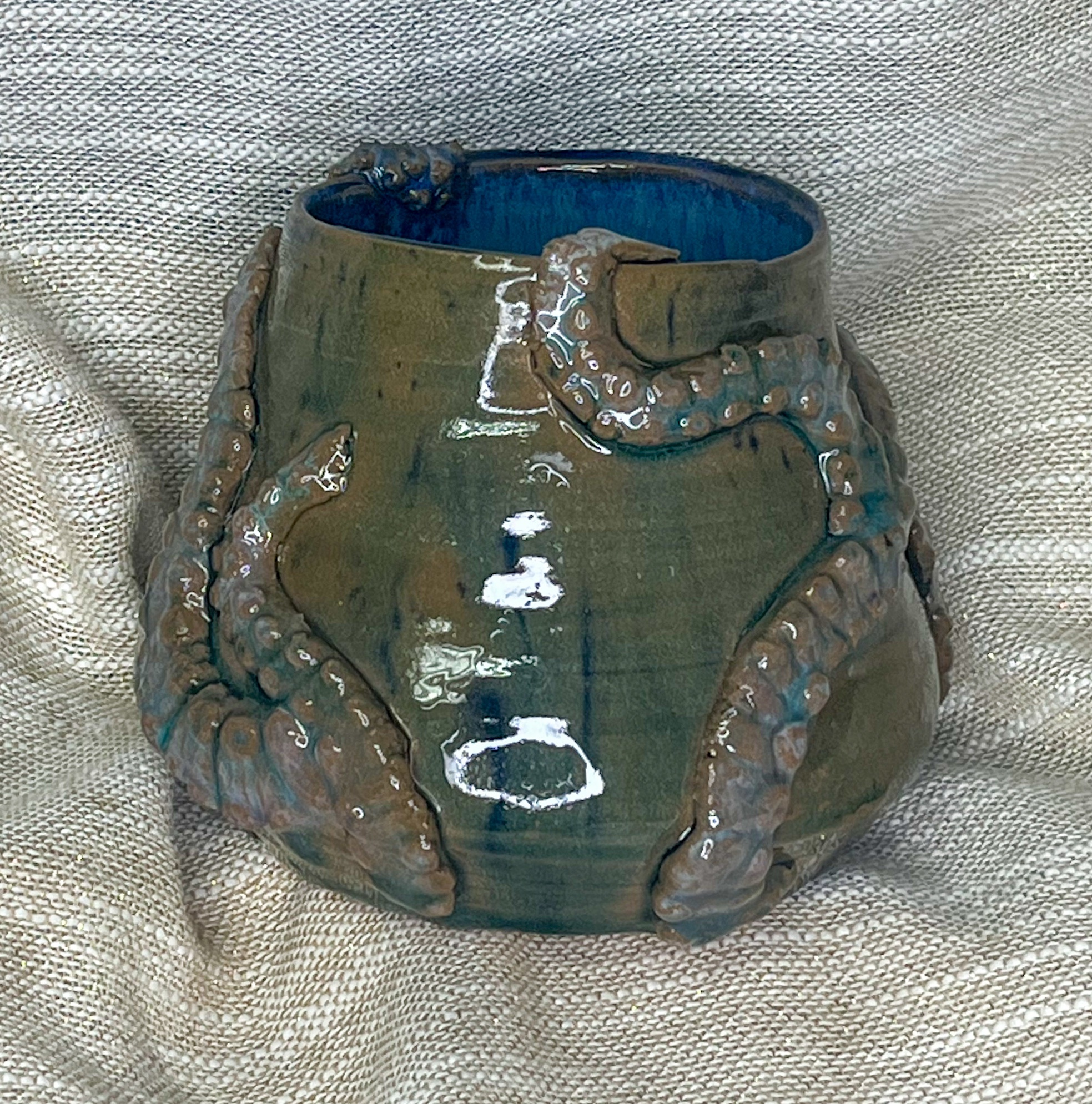 Ceramiczna czarka zdobiona mackami ośmiornicy z głębią oceanu wewnątrz - obrazek 5