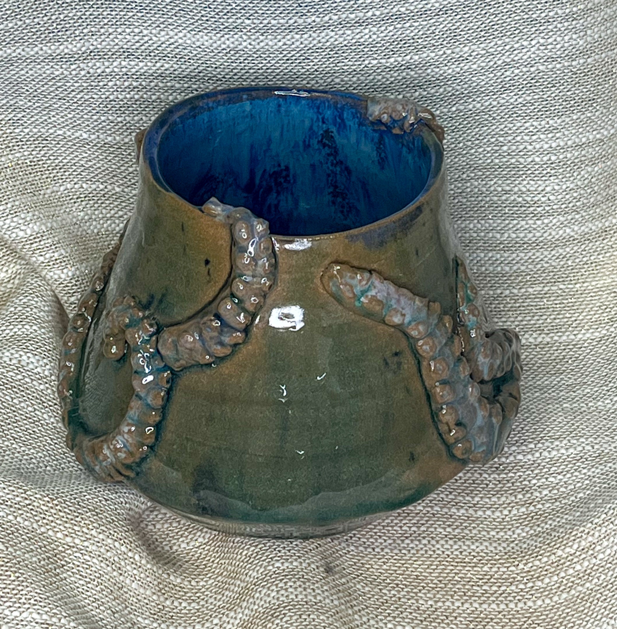 Ceramiczna czarka zdobiona mackami ośmiornicy z głębią oceanu wewnątrz - obrazek 4