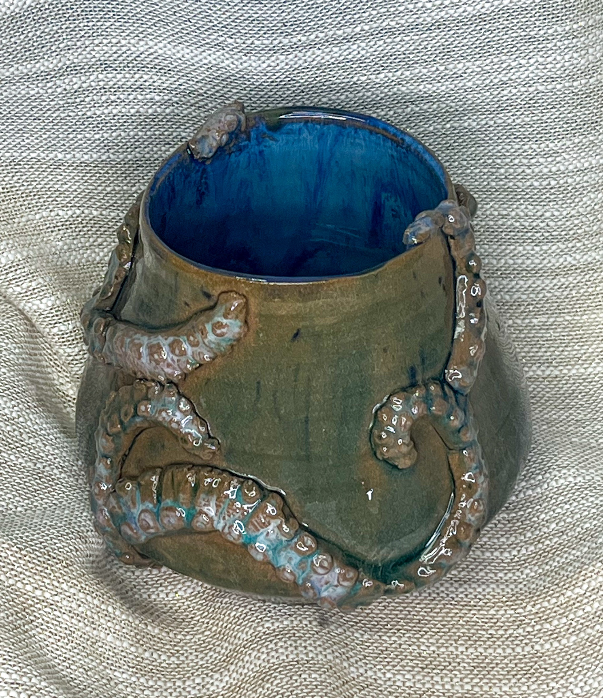 Ceramiczna czarka zdobiona mackami ośmiornicy z głębią oceanu wewnątrz - obrazek 3