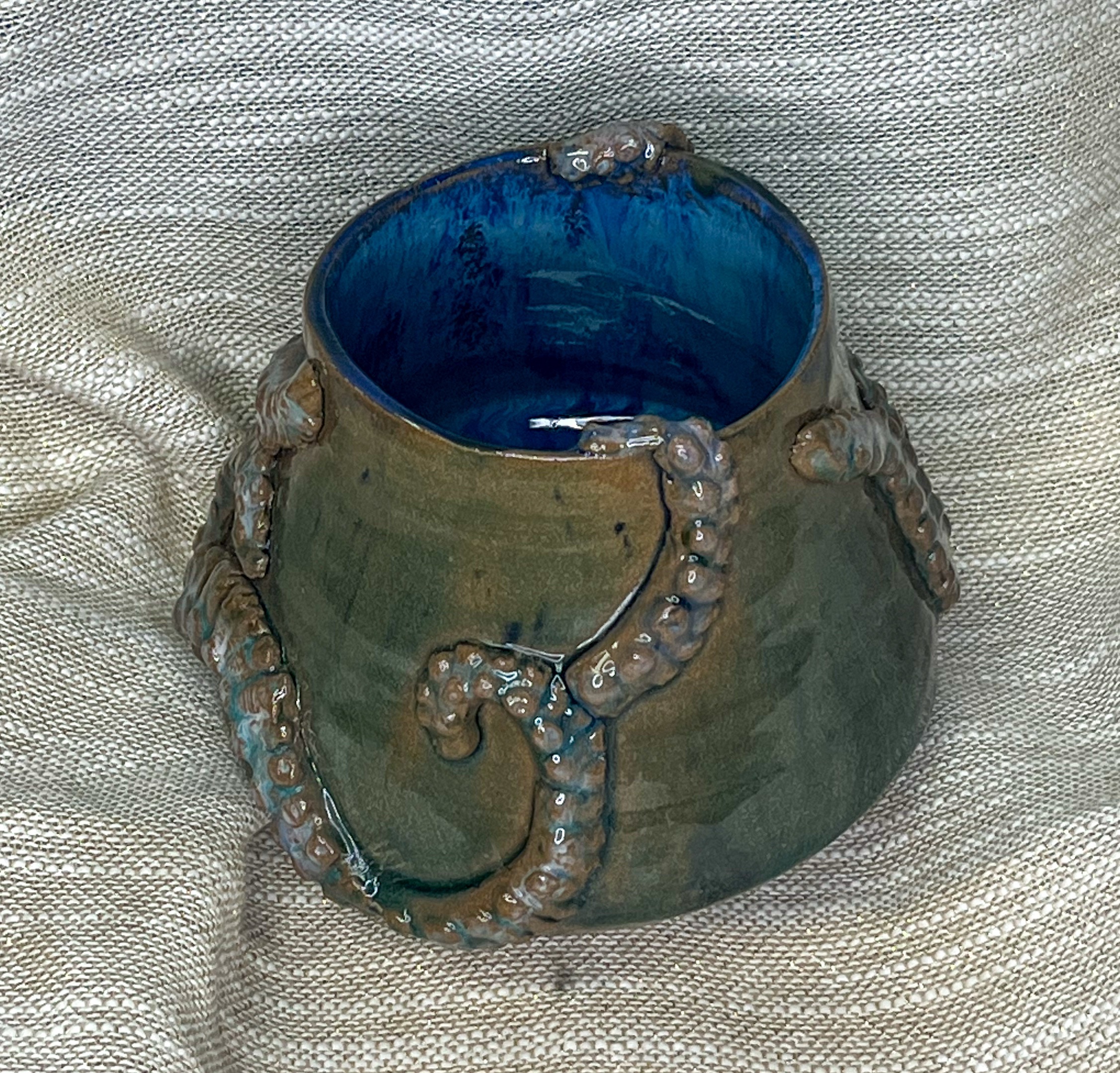 Ceramiczna czarka zdobiona mackami ośmiornicy z głębią oceanu wewnątrz - obrazek 2