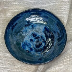 Ręcznie robiona miska ceramiczna z czarnej gliny w odcieniach wody (mała)