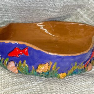 Ceramiczna miska w kolorze terakoty ze zdobieniami marynistycznymi z morskiego dna