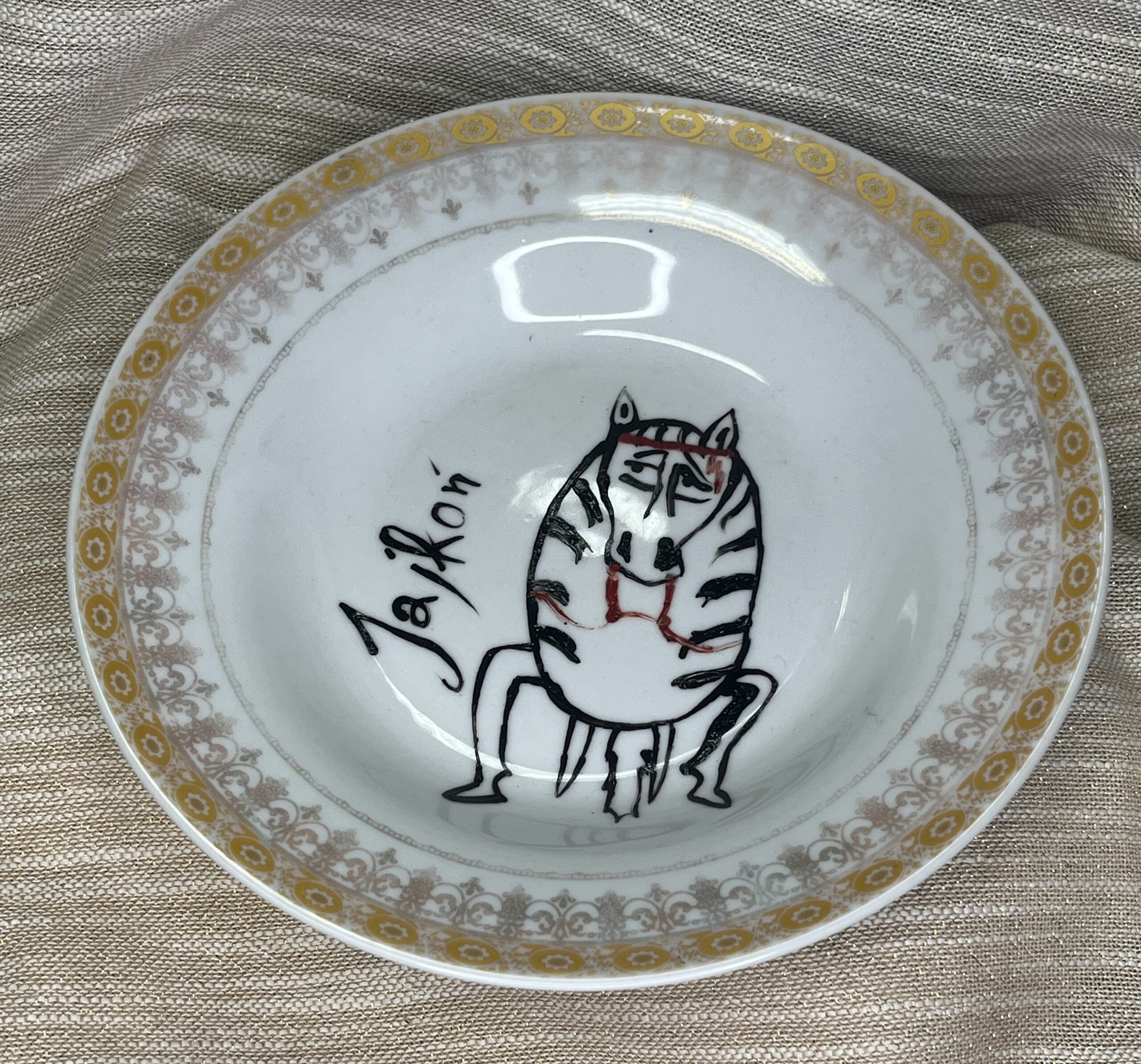 Ręcznie malowany porcelanowy talerz z kopią jajkonia ze średniowiecznych obrazów - obrazek 3