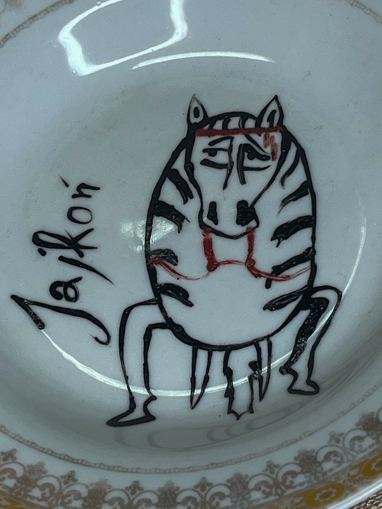 Ręcznie malowany porcelanowy talerz z kopią jajkonia ze średniowiecznych obrazów