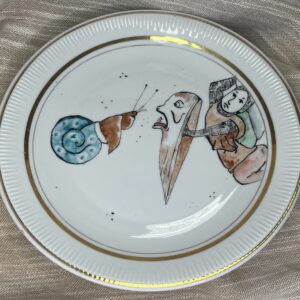Ręcznie malowany porcelanowy talerz z motywem walki ze ślimakiem ze średniowiecznych obrazów