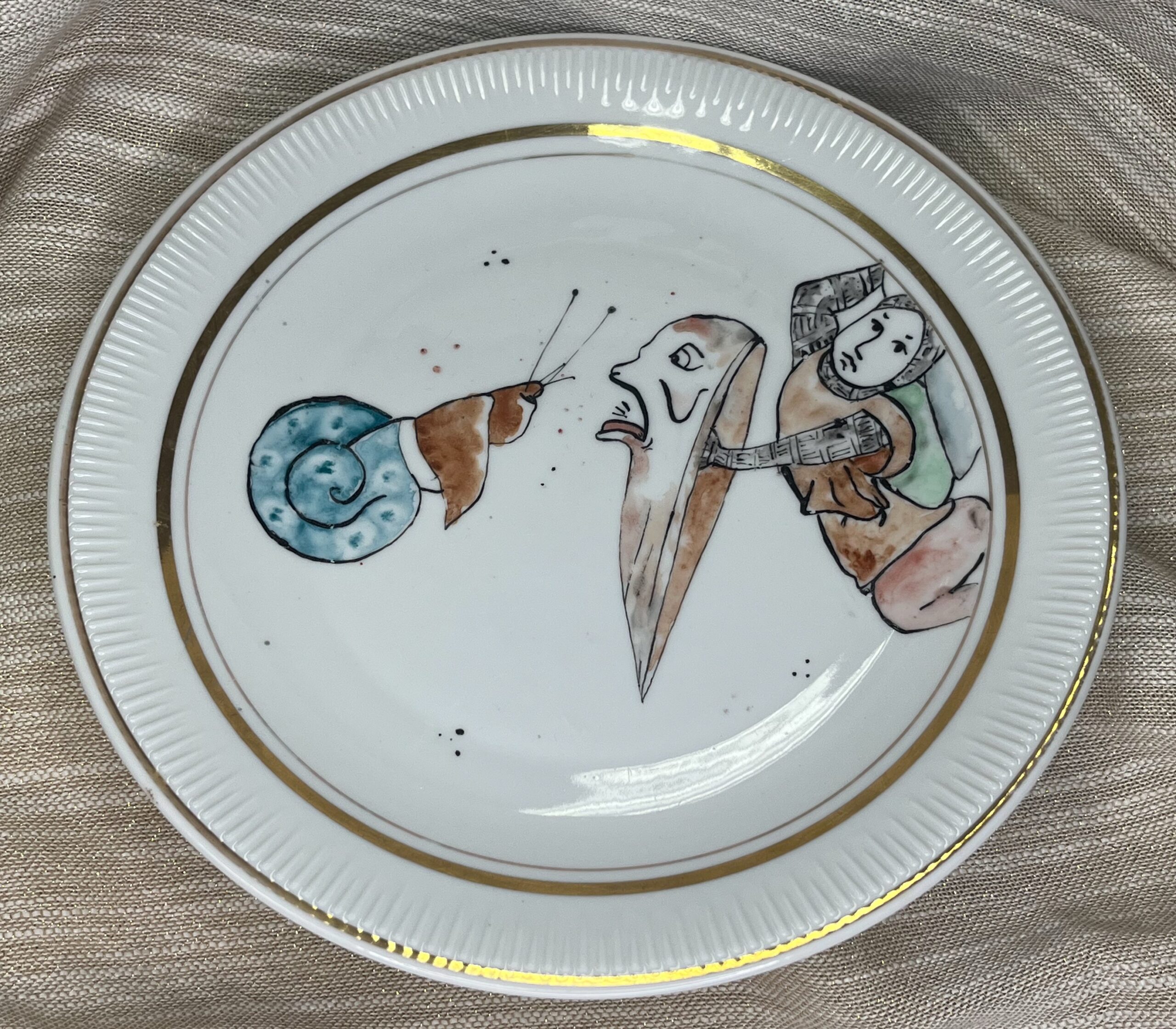 Ręcznie malowany porcelanowy talerz z motywem walki ze ślimakiem ze średniowiecznych obrazów