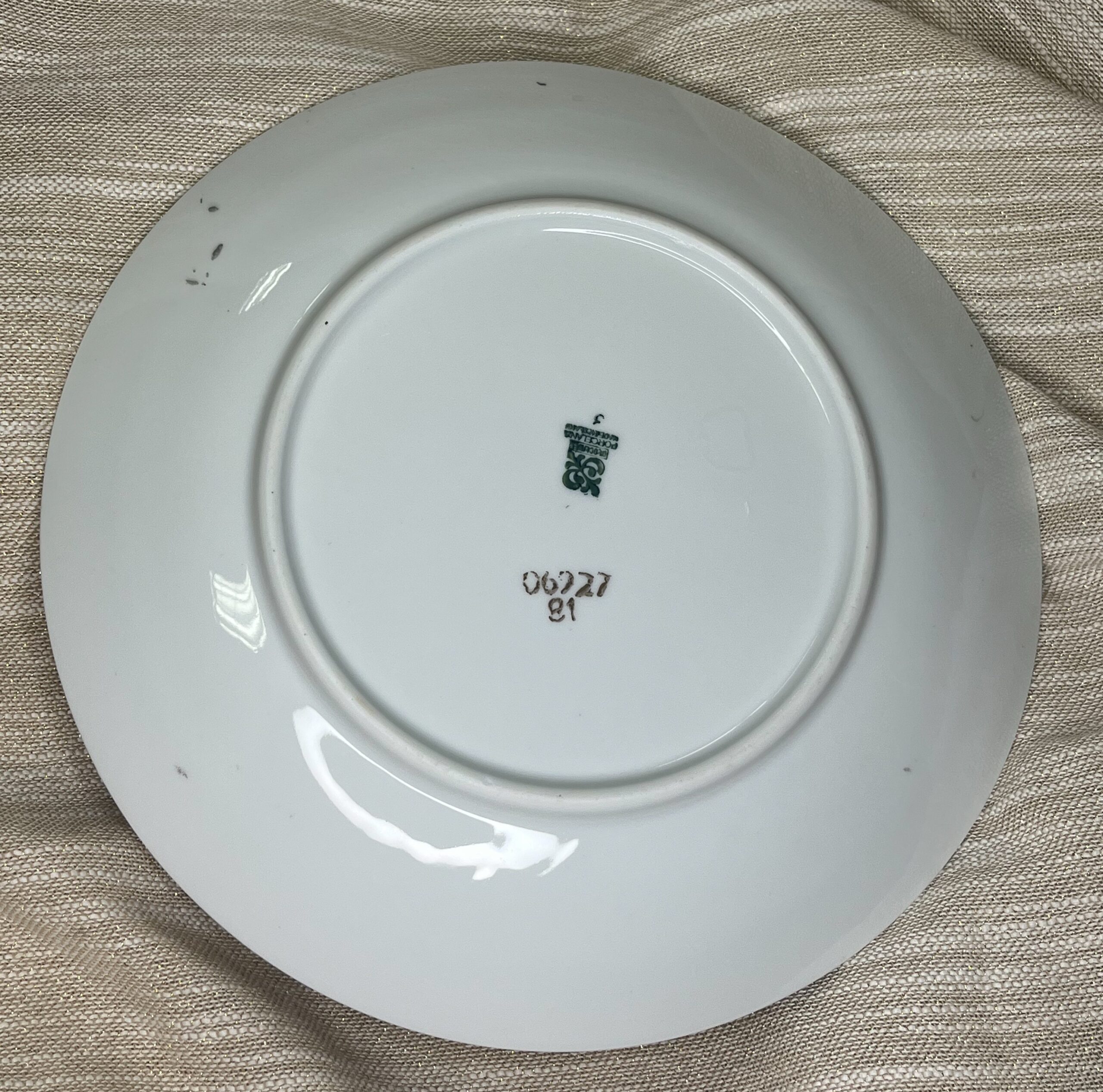 Ręcznie malowany porcelanowy talerz z motywem walki ze ślimakiem ze średniowiecznych obrazów - obrazek 3