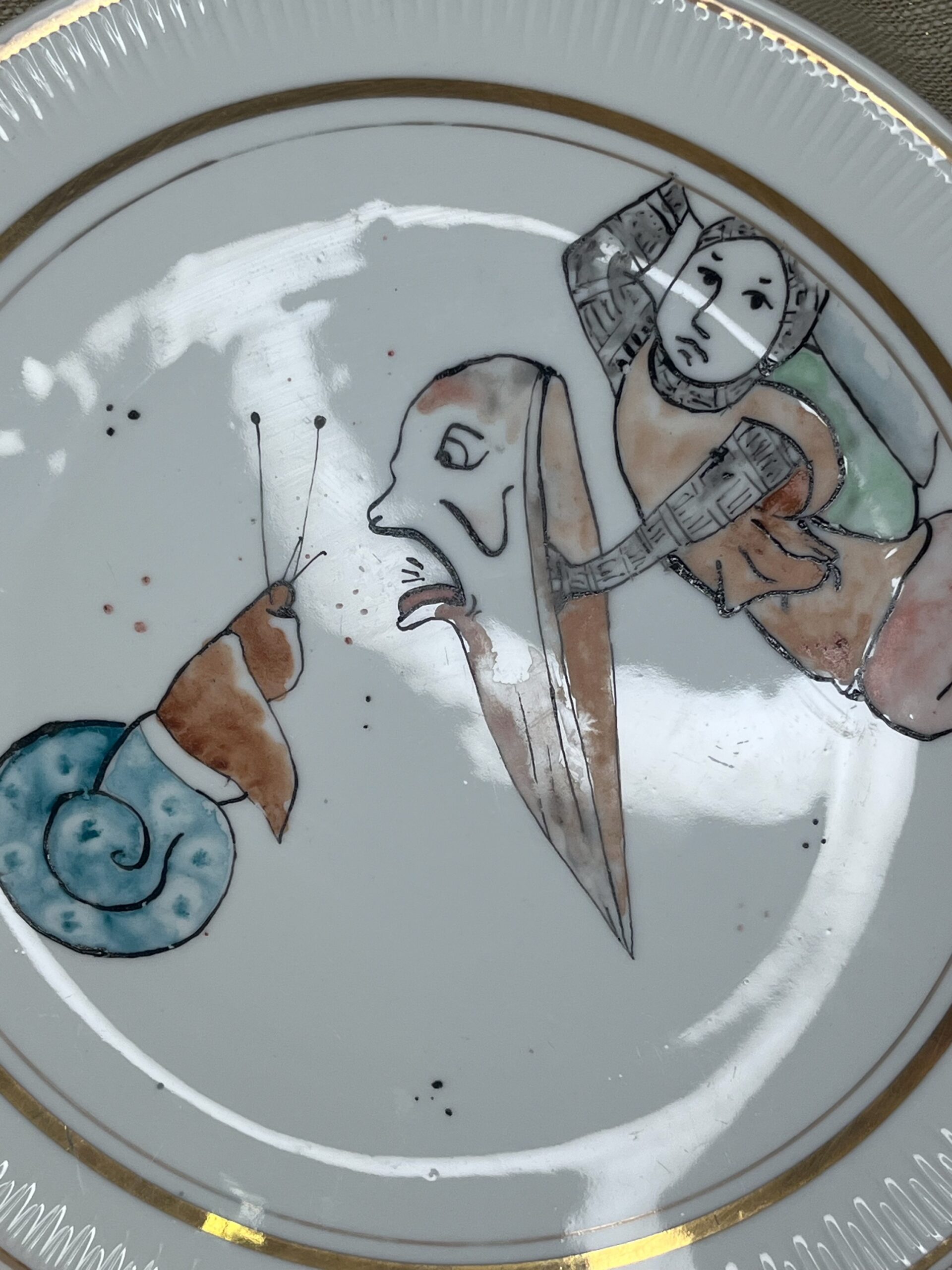 Ręcznie malowany porcelanowy talerz z motywem walki ze ślimakiem ze średniowiecznych obrazów - obrazek 2