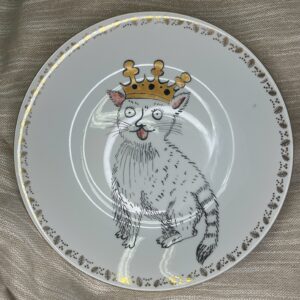 Ręcznie malowany talerz porcelanowy ze średniowiecznym kotem w koronie