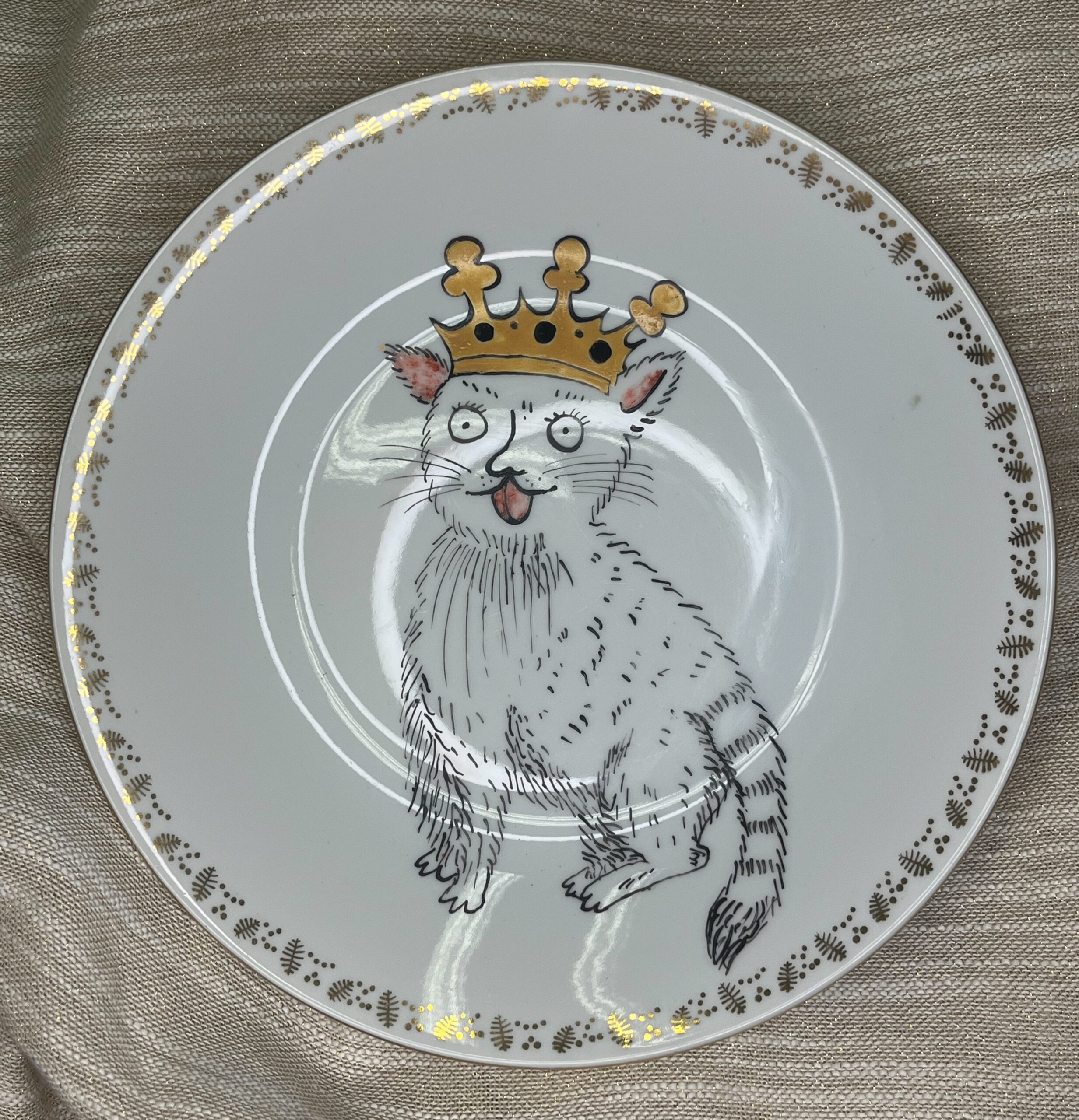 Ręcznie malowany talerz porcelanowy ze średniowiecznym kotem w koronie
