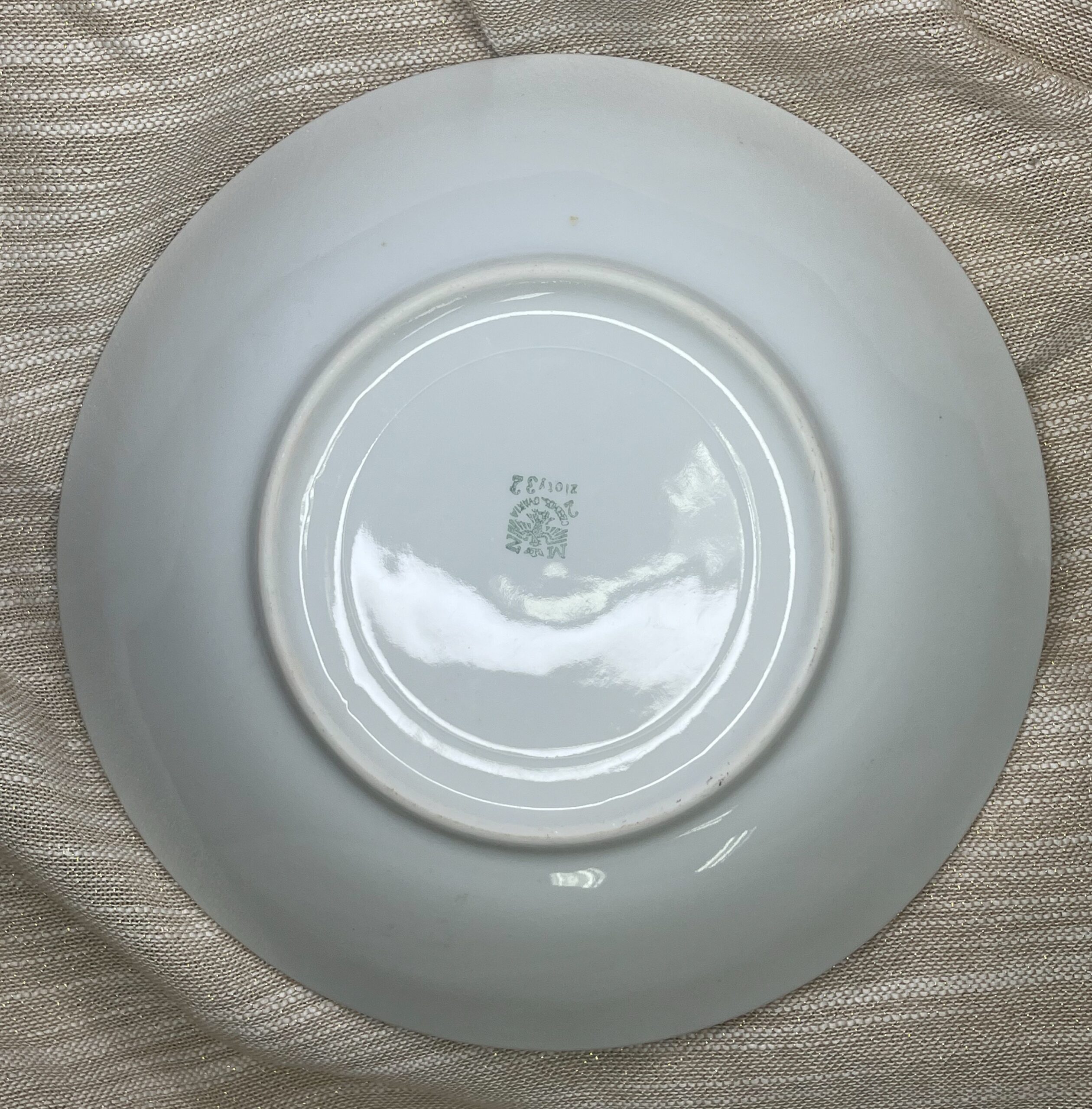 Ręcznie malowany talerz porcelanowy ze średniowiecznym kotem w koronie - obrazek 3