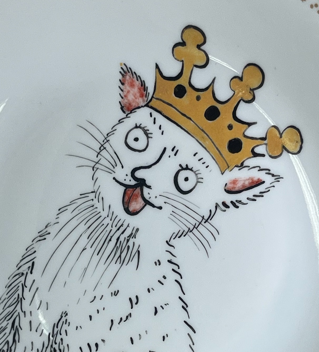 Ręcznie malowany talerz porcelanowy ze średniowiecznym kotem w koronie - obrazek 2