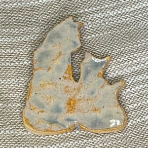 Ceramiczny magnes z dwoma kotami