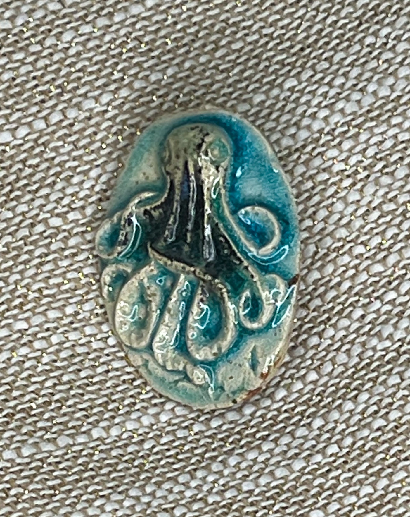 Ceramiczna broszka z ośmiornicą w morskiej toni w klimacie Cthulhu - obrazek 2