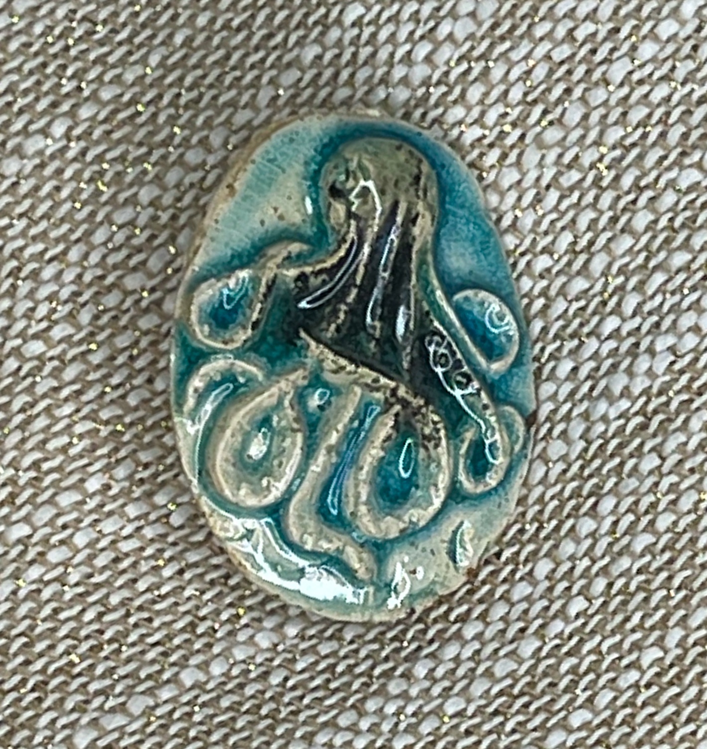 Ceramiczna broszka z ośmiornicą w morskiej toni w klimacie Cthulhu