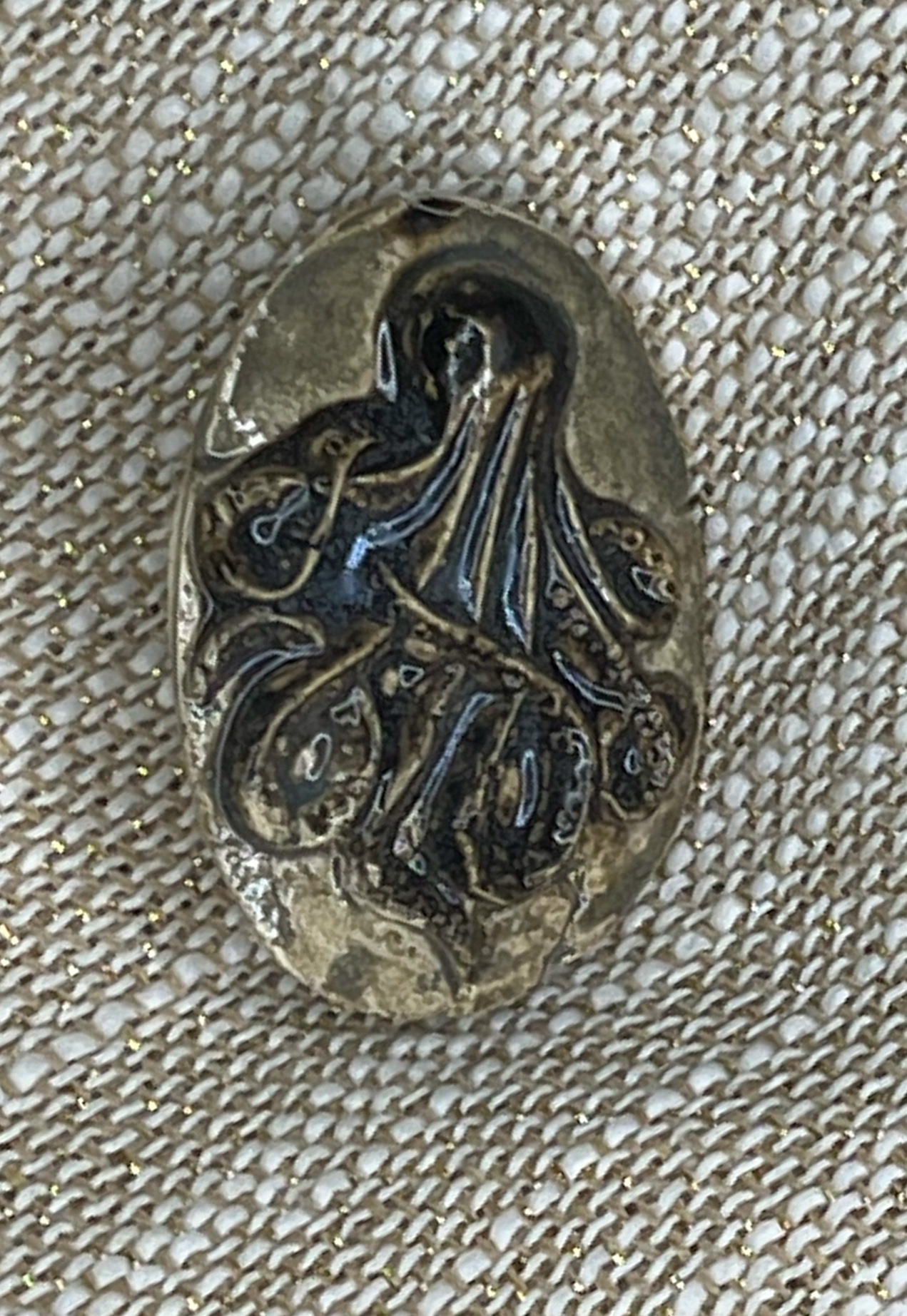 Ceramiczna broszka z ośmiornicą w morskiej toni w klimacie Cthulhu - obrazek 4