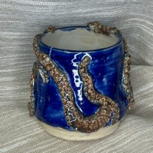 Ceramiczna czarka zdobiona w ręcznie rzeźbione macki